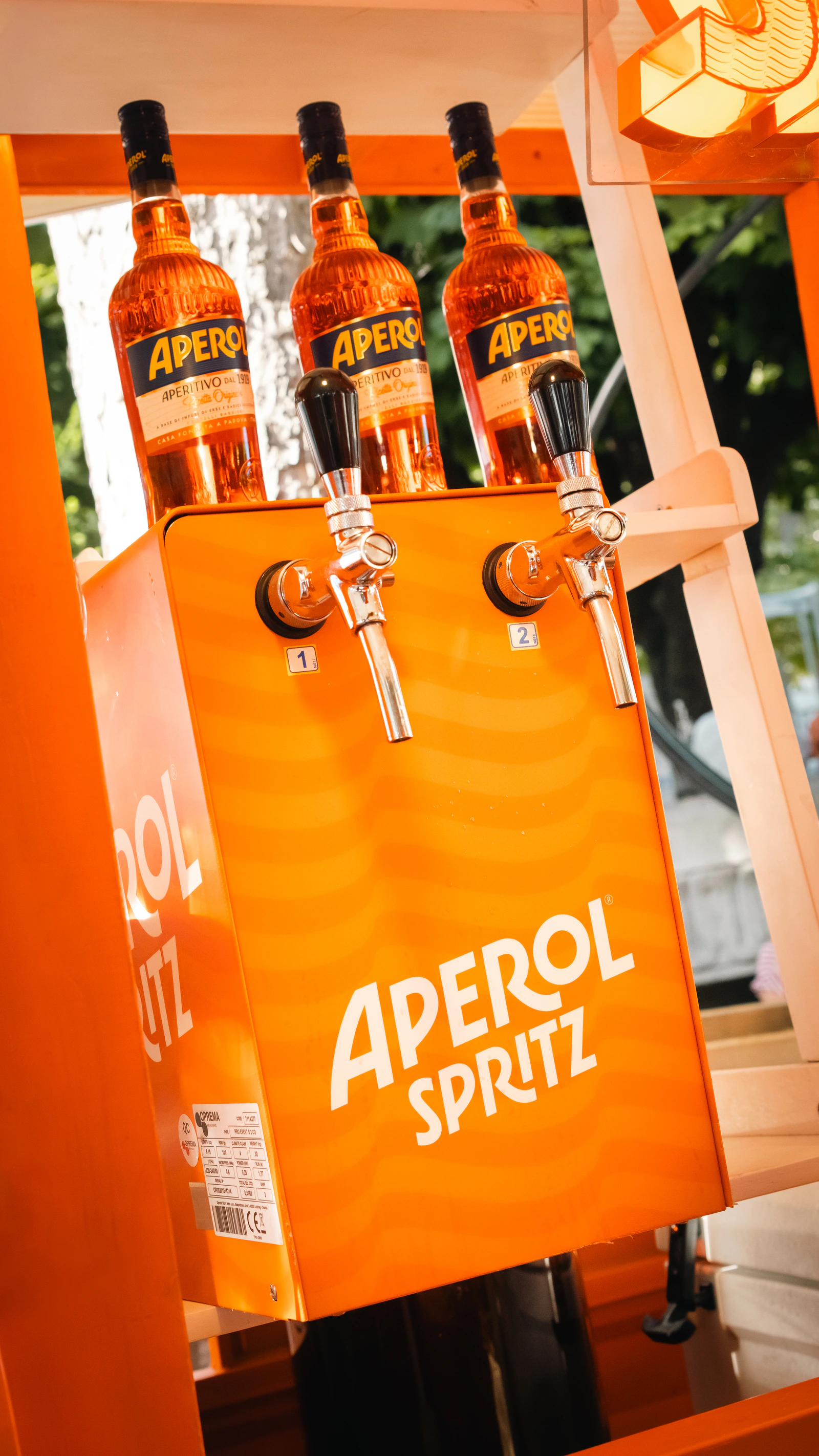 Les tireuses d’Aperol Spritz derrière le bar