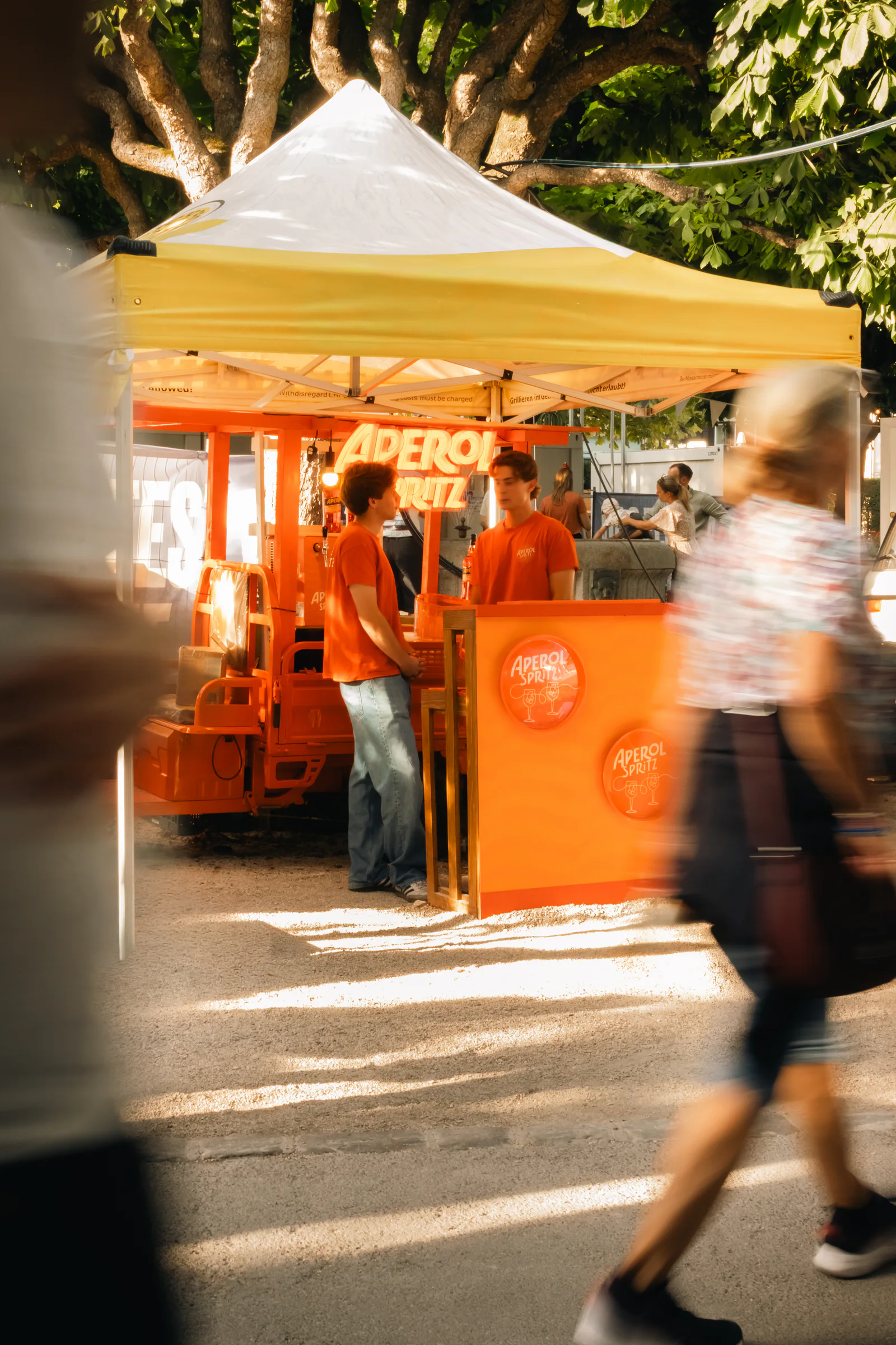 Le stand Aperol l’après-midi, des visiteurs qui passent