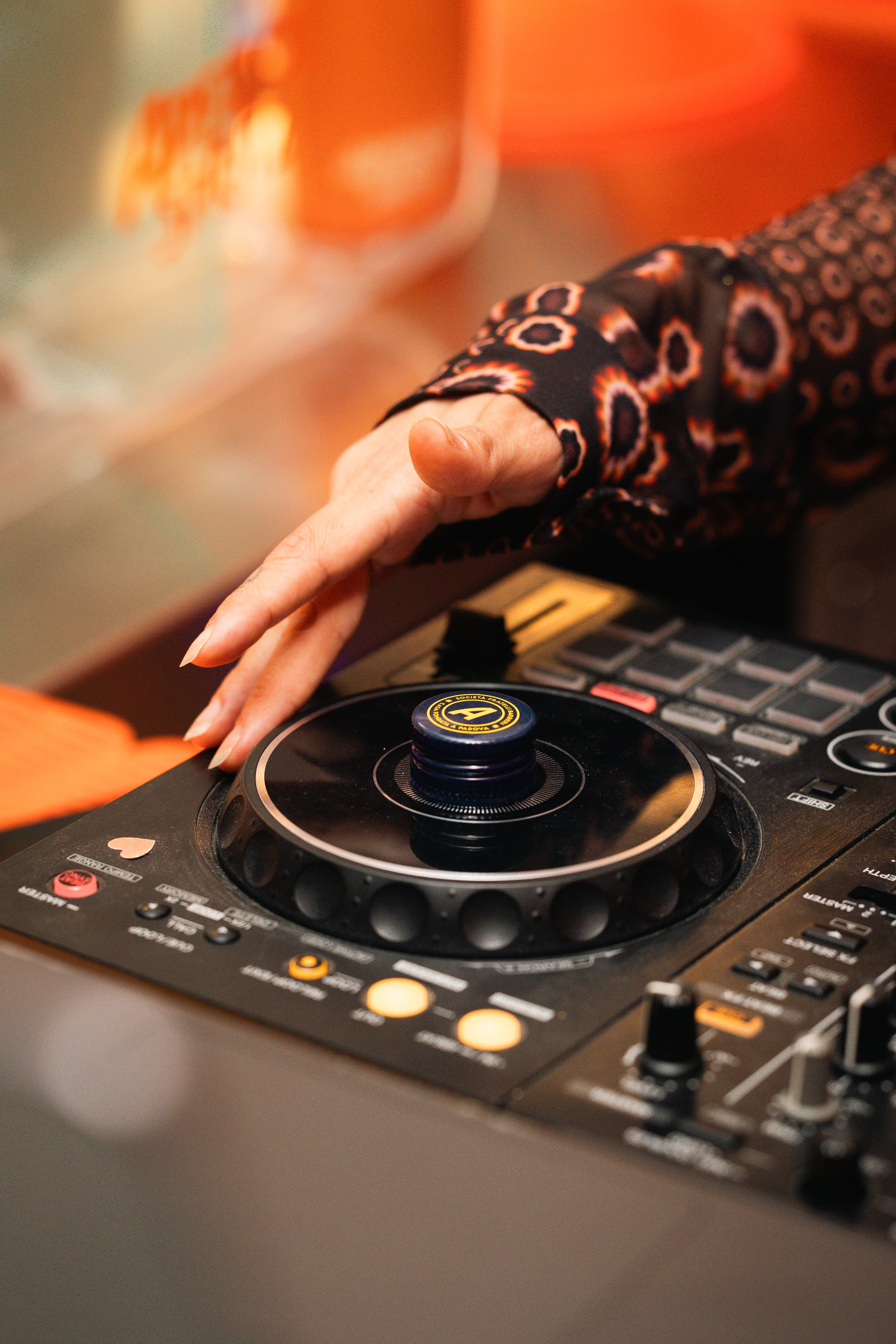 Eine Hand am DJ-Controller