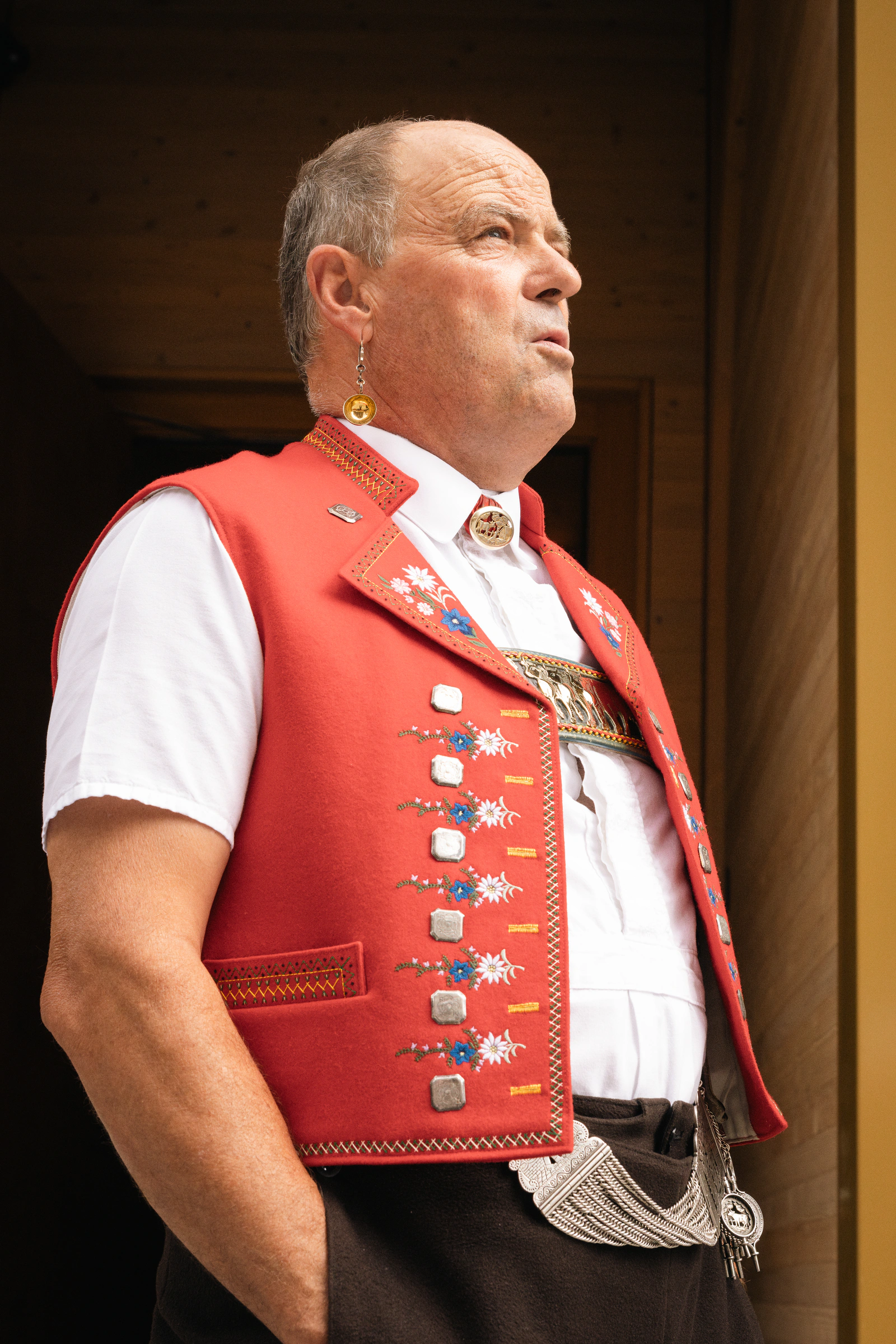 Ein Mann in Appenzeller Tracht steht in einem Türrahmen
