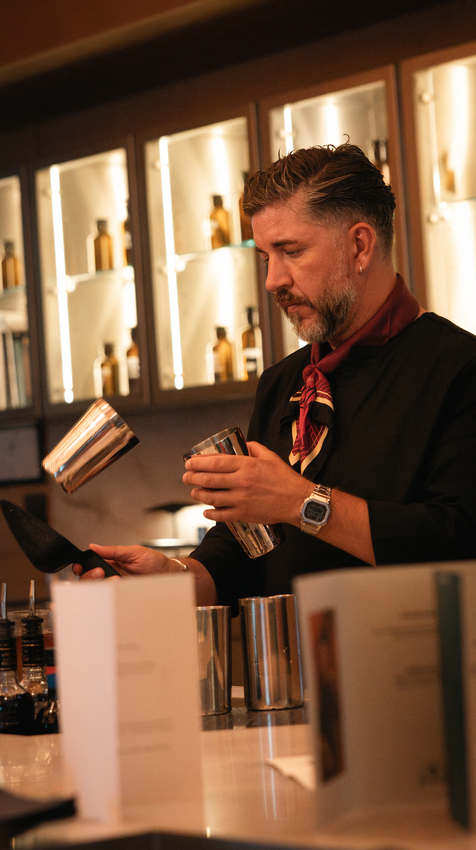 Ein Barkeeper mixt hinter der Bar
