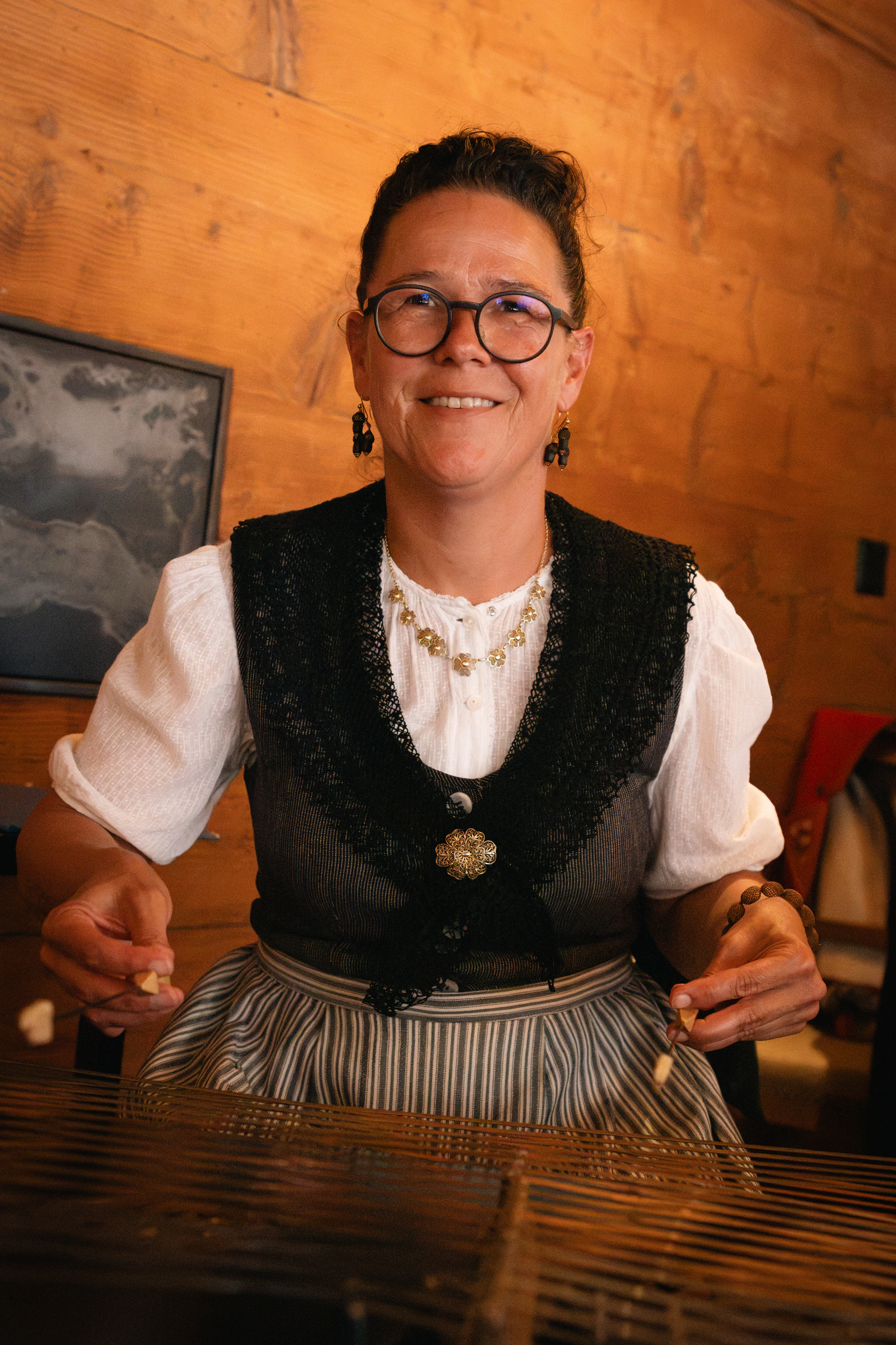 Eine Frau in Appenzeller Tracht hinter der Theke