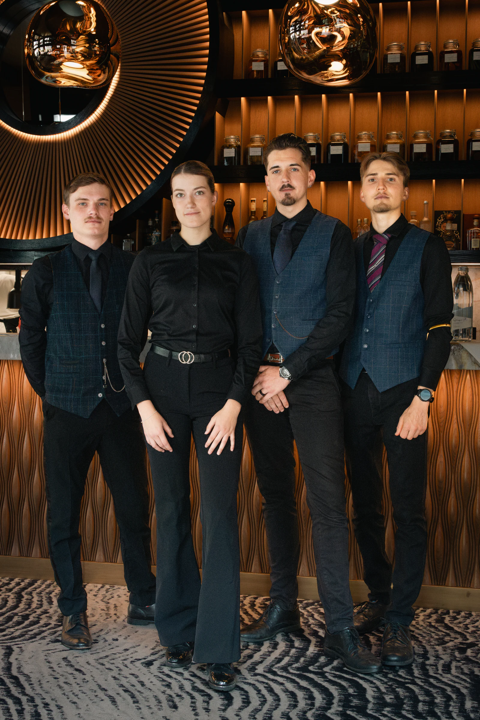 Das Serviceteam in einer Reihe in der Bar