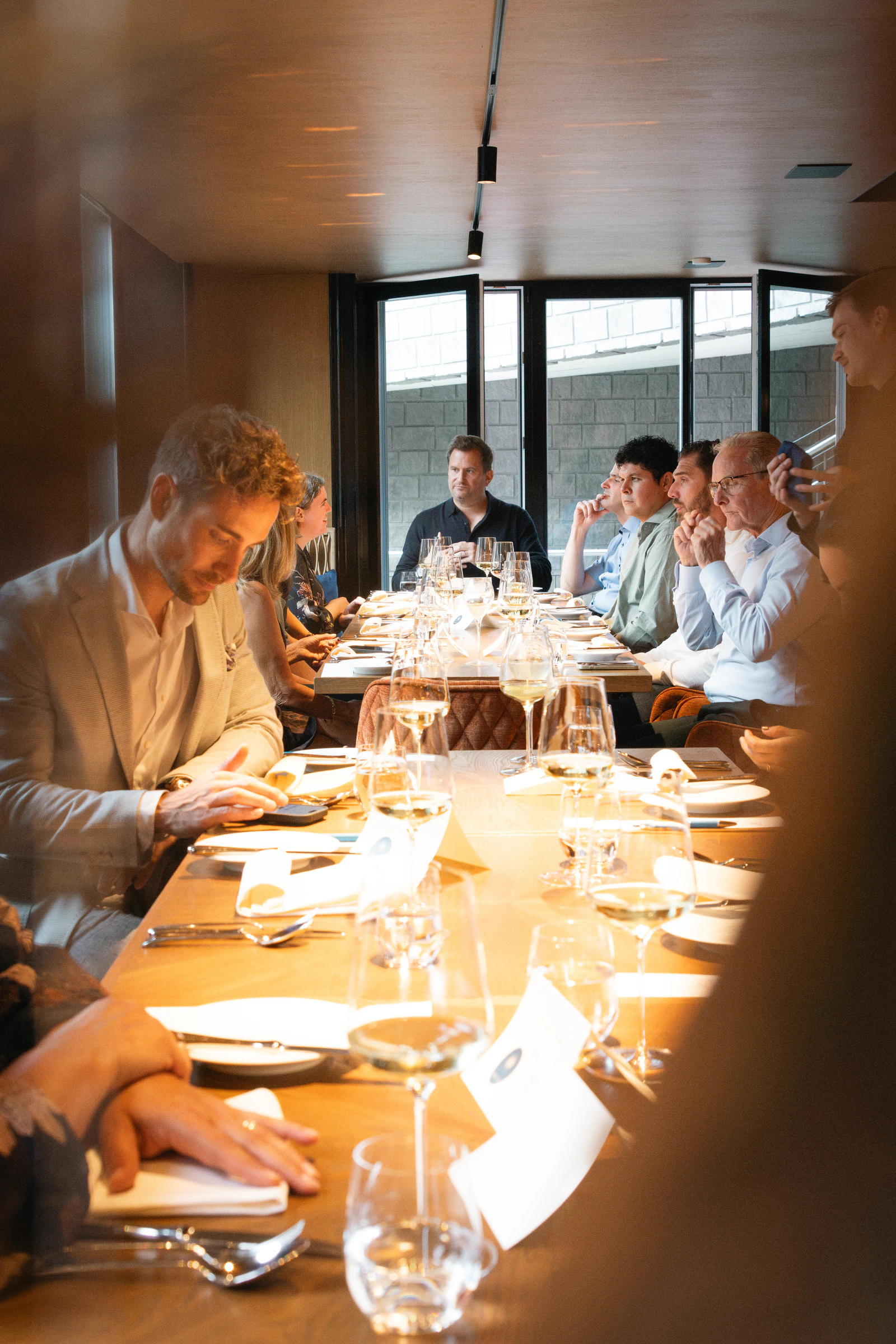 Die lange Tafel mitten im Service, Gläser über die ganze Länge
