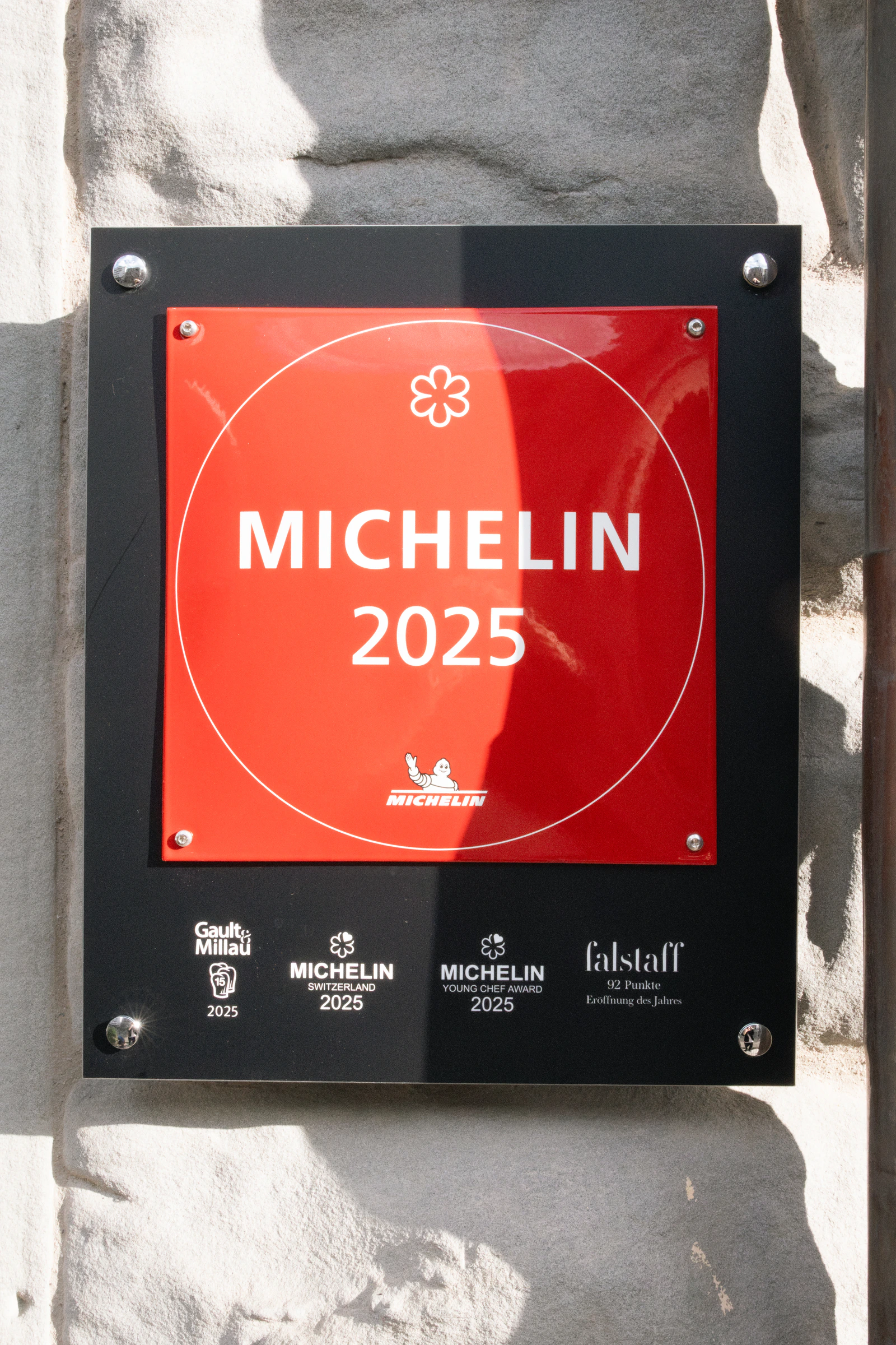 Die Michelin-Plakette 2025 an der Aussenwand