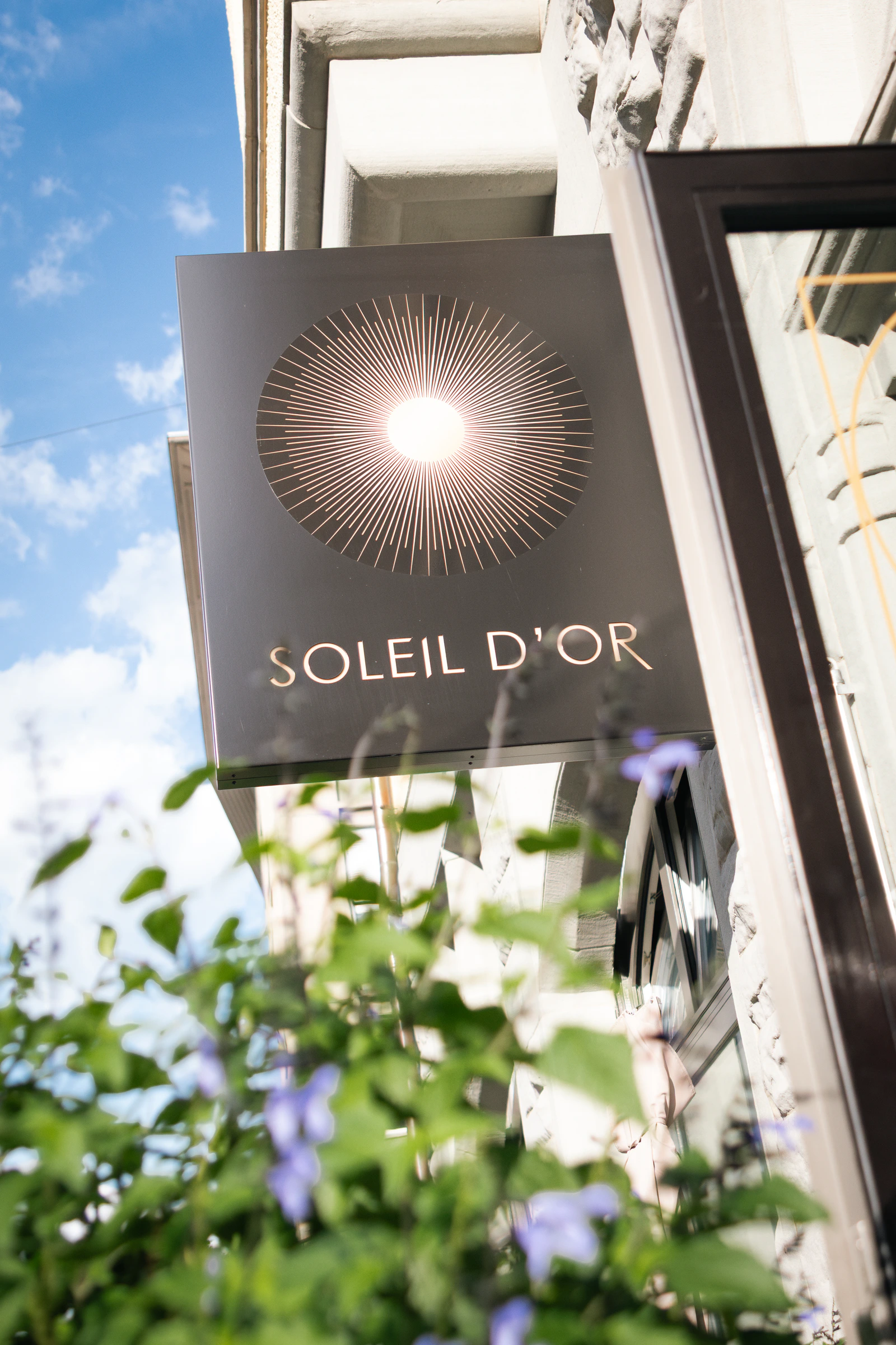 Das Schild des Soleil d'Or über der Strasse