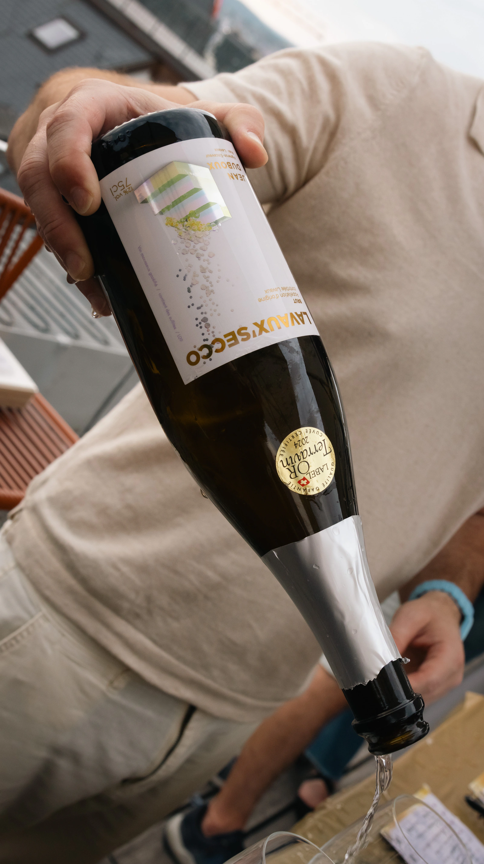 Une bouteille de prosecco que l’on sert au stand