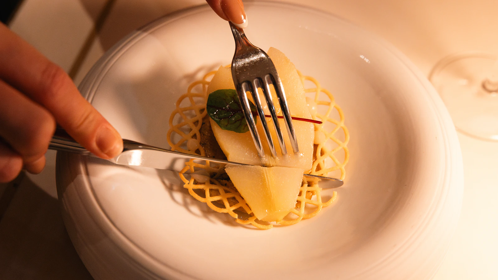 Ein Dessert, mit der Gabel vom Teller gehoben, aus der Nähe fotografiert