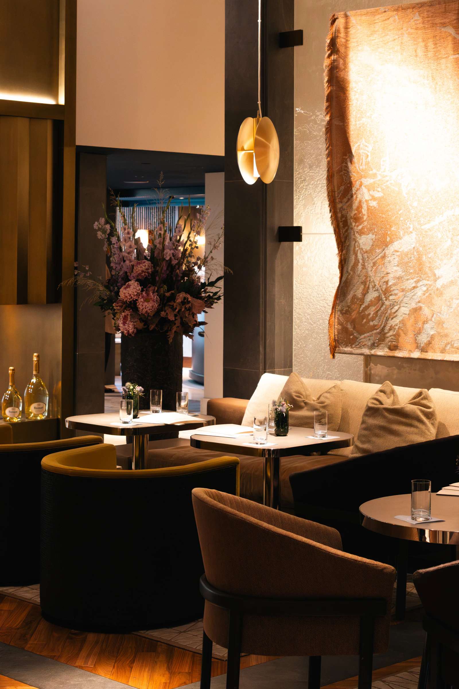 Der Speisesaal, auf den Tischen Blumen und Champagner